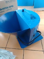 Зернодробилка ФЕРМЕР ИЗЭ-05М станет незаменимым инструментом в домашнем хозяйстве при заготовке качественного корма для птицы и скота.  Высокая производительность аппарата достигает 250 килограммов су ...