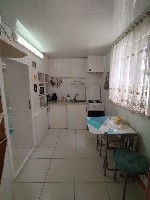 Сдаю посуточно (от 7 суток,  12-00 расчетный час) уютную,  ухоженную однокомнатную квартиру,  в центре курортной зоны г.  Сочи,  р-н Зимнего театра,  начало ул.  Пионерская дом № 32 А.  600 метров ход ...