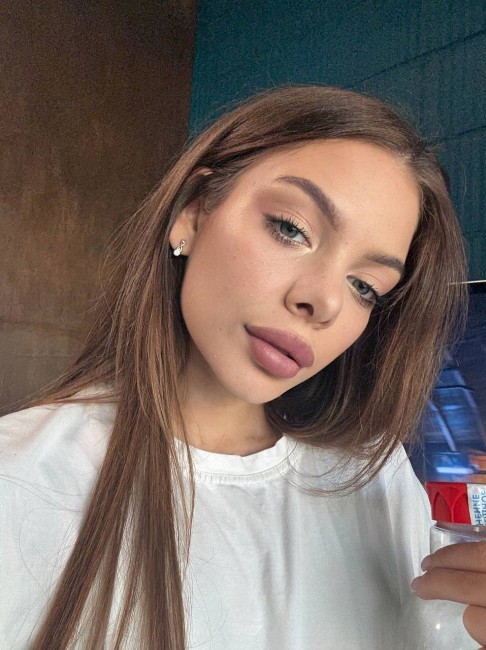 Милая,  игривая кошечка,  готовая к встрече прямо сейчас 
Лёгкая,  живая и с огоньком внутри,  люблю внимание и страстные эмоции.  Обожаю,  когда мужчина уверен в себе и знает,  чего хочет 😏 ...