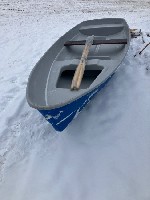 Удалец" - стеклопластиковая лодка предназначена для прогулок,  путешествий,  рыбной ловли и охоты на реках,  озерах.  
Эта лодка отличается отличным качеством и хорошим внешним видом,  прочностью (им ...