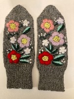 Варежки ручной вязки,  с узорами,  единственный экземпляр,  с вышивкой и с узорами.  Вышивка объёмная.  Звоните,  всё расскажу. ...