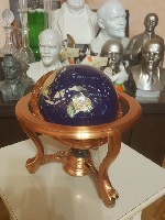 Продаётся из частной коллекции в Ульяновске глобус ,  инкрустированный натуральными камнями.  Отличное состояние.  Диаметр глобуса - 15 см.  Диаметр по внешнему контуру 23 см.  
Цена 12900 тыс.  руб ...