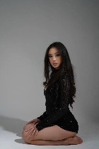 «Представь,  как я сижу на тебе сверху и шепчу пошлости на ушко… Готов? Я — шатенка с упругой грудью 4-го размера и попкой,  которую хочется кусать.  Мой темперамент — игривая провокаторша,  которая м ...