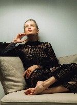 Иногда я надеваю чулки и высокие каблуки просто потому,  что знаю — это сводит с ума.  Представляешь,  как они шуршат по простыне? Я обожаю чувствовать себя желанной и немного дерзкой.  Хочешь узнать, ...