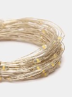 "Гирлянда Капля росы в тонийкой проволке .  

Цвет:  тепло жёлтый .  

Длина и цены :  

8 метров - 75 тысяч
20 метров - 195 тысяч (с пультом)
50 метров - 395 тысяч
100 метров - 580 тысяч
20 ...