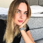 Я подхожу ближе,  мои руки скользят вверх по твоей груди,  а затем обвивают твою шею.  @NikiLoveDeep ...