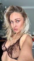 Представляешь,  только что вышла из душа.  .  .  Капельки воды ещё стекают по шее и ниже.  Кожа такая мягкая и чувствительная сейчас.  Люблю эти моменты,  когда тело просит ласки.  А ты как любишь про ...