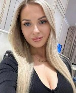 Опасно вкусная.  
Я как бокал крепкого вина:  сначала кружит голову,  потом разгоняет кровь,  а после оставляет жажду ещё.  Попробуешь?
ПИШИ В ТЕЛЕГРАММ:  @MilfaPuta ...