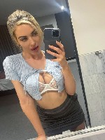 Я — как запретный плод в теле Белоснежки:  невинная снаружи,  но с таким притягательным огнём внутри,  что тебе хочется быть рядом и прикасаться. ...