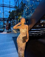 А что,  если я скажу,  что уже мысленно провела пальцем по твоей шее? Я обожаю создавать это сладкое напряжение между нами.  Я та,  кто умеет словами разжигать желание так,  что оно становится почти о ...