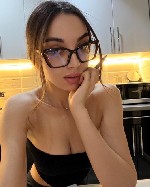Готов позволить себе немного опасного удовольствия сегодня? Я — та,  от кого воздух становится гуще,  а сердце бьётся чаще.  Мой темперамент — это тлеющий огонь,  который медленно разгорается в настоя ...