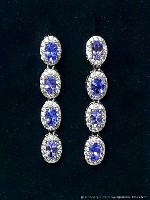 Серебряные серьги с натуральными танзанитами (Африка — Танзания) выполнены из серебра 925 пробы,  покрытого белым золотом 14 карат.  Размер танзанитов 4,0 х 3,0 мм.  Размер серёжек 32,0 х 5,0 мм.  Вес ...