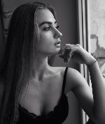 Эффектная девушка с натуральными формами и ухоженным телом ...