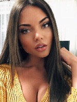 Я — та,  кто умеет слушать и воплощать фантазии в реальность.  
Во мне сочетаются ум и чувственность,  страсть и нежность.  Я люблю красоту во всем — в словах,  в поступках,  во взглядах.  
У меня е ...