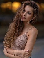 Милый,  даже не надейся,  что я так же скромна как на фото.  тебя ждет вулкан страстей.  будет жарко!.  .  . ...