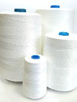Высокое качество,  плотная намотка,100 % первичный полиэстер,  продукция сертифицирована,  подходят к любым ручным и стационарным машинам,  высокая прочность на разрыв,  влагозащитная упаковка нити,   ...