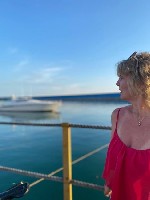 Здравствуйте,  меня зовут Елена,  56 лет.  Я дипломированный специалист по массажным техникам с опытом работы более 17 лет и мед.  образованием.  Имеются все дипломы,  сертификаты.  Провожу сеансы мас ...