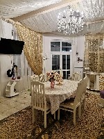 Дом под-ключ
Спальных мест:  7 (возможно 2 доп места бесплатно)
Площадь дома:  130 кв.  м.  Комнат в доме:  2 + кухня-столовая Этаж:  1
Санузел+Душ:  в доме
Мебель:  двуспальная кровать,  диван-кр ...