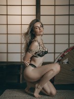 Листай дальше,  если ты ищешь скучные разговоры о погоде и работе.  Со мной уютно не будет — со мной будет жарко,  дерзко и абсолютно неправильно.  Я не умею скрывать свои желания.  Если не боишься —  ...