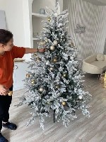 "Ёлка северная 1 (new2023).  
Снег не сыпаться.  
Без запаха.  
Действительно хорошая ёлка.  

Фото слелан фото студии ""family"" находящиеся на Ганге .  

с механизмом откидывания ,  легко в з ...