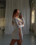 Что если я скажу,  что умею доводить до состояния,  когда весь мир исчезает? Хочешь проверить? Я — та,  с кем время течёт по-другому:  медленно,  чувственно,  с максимумом удовольствия.  Люблю дразнит ...