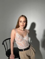 Сладкий парфюм на запястьях,  полуоткрытые губы и мысли,  которые точно не подходят для приличного общества.  Иногда нужно просто выключить контроль и позволить телу диктовать свои правила.  Кажется,  ...