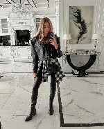 Ты чувствуешь это лёгкое волнение,  когда читаешь меня? Я специально создаю такие моменты.  Люблю дразнить,  соблазнять и вести за собой в мир приятных фантазий.  Со мной легко и горячо одновременно.  ...