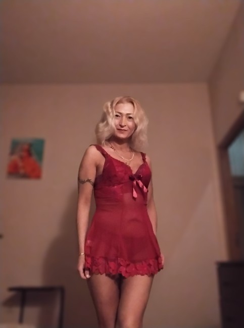 Ухоженная,  загорелая блондинка,  приглашает к себе в гости адекватного,  порядочного мужчину СЛАВЯНСКОЙ ВНЕШНОСТИ,  на расслабляющий и чувственный массаж с продолжением.  .  .  в тихой и уютной обста ...