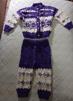 Костюмчик вязаный вручную новый 
Для девочки от 7 месяцев 
Длина штанины 48 см 
Длина кофты 37 см до плеча 
Цвет белый и фиолетовый ...