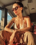 Есть мужчины,  рядом с которыми хочется забыть о времени и просто наслаждаться моментом,  чувствуя,  как растёт притяжение.  Люблю уверенность,  внимание к деталям,  красивые комплименты и умение сдел ...