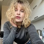 В душе я часто закрываю глаза и представляю чужие губы на своей коже.  Вода стекает по изгибам,  а фантазии становятся жарче.  Ищу того,  кто сделает реальность ещё горячее.  💧❤️ Позвони мне🔥😈
🌶Трубк ...