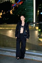 Когда я танцую одна в комнате,  мои движения становятся всё смелее.  Руки скользят по талии,  ниже.  .  .  Представь,  как это выглядит вживую.  Ищу того,  кто оценит мою пластику и захочет присоедини ...