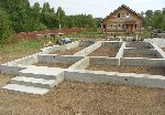 Бригада квалифицированных специалистов выполнит работы по устройству фундаментов следующих видов:  
1.  Ленточный фундамент.  
2.  Столбчатый фундамент.  
3.  Плитный фундамент.  
4.  Свайный фунд ...