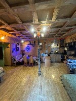 Представьте себе уютный уголок природы в нескольких минутах от городской суеты.  Здесь свежий воздух,  потрескивающий камин,  панорамные окна с видом на лес и река неподалеку.  Этот дом создан для тех ...