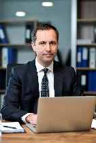 Арбитражный юрист или адвокат по арбитражным делам помогает отстоять свои интересы,  связанные с финансами,  в арбитражном суде.  
Вам нужно признать право собственности,  защитить интеллектуальное п ...