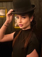 «Хочешь узнать,  как я кончаю уже с первого взгляда? 😈 Я — та самая блондинка с идеальной попкой и взглядом,  от которого у тебя мгновенно встаёт.  Люблю,  когда меня берут жёстко,  но ещё больше обож ...