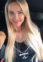 Мне хочется,  чтобы мы остались вдвоём,  чтобы этот момент стал настоящим волшебством.  Я представляю,  как мы находимся в уютном месте,  где лишь свет огня освещает наши лица.  Мы смотрим друг на дру ...