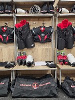 Предоставляем услуги по аренде хоккейной формы или отдельных элементов экипировки.  

Наши специалисты помогут подобрать комплект на каждого игрока,  расскажут,  как и что одевать,  и в каком порядк ...