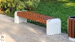 Массивные парковые скамейки из дерева лиственницы на прочных бетонных опорах.  
Лиственница пропитана маслом или окрашена современными красками.  
Бетон армирован железом,  полипропиленовой фиброй и ...