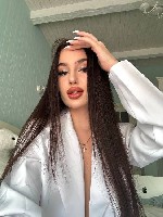 Яркая,  эффектная брюнетка встретится с интересным мужчиной ...